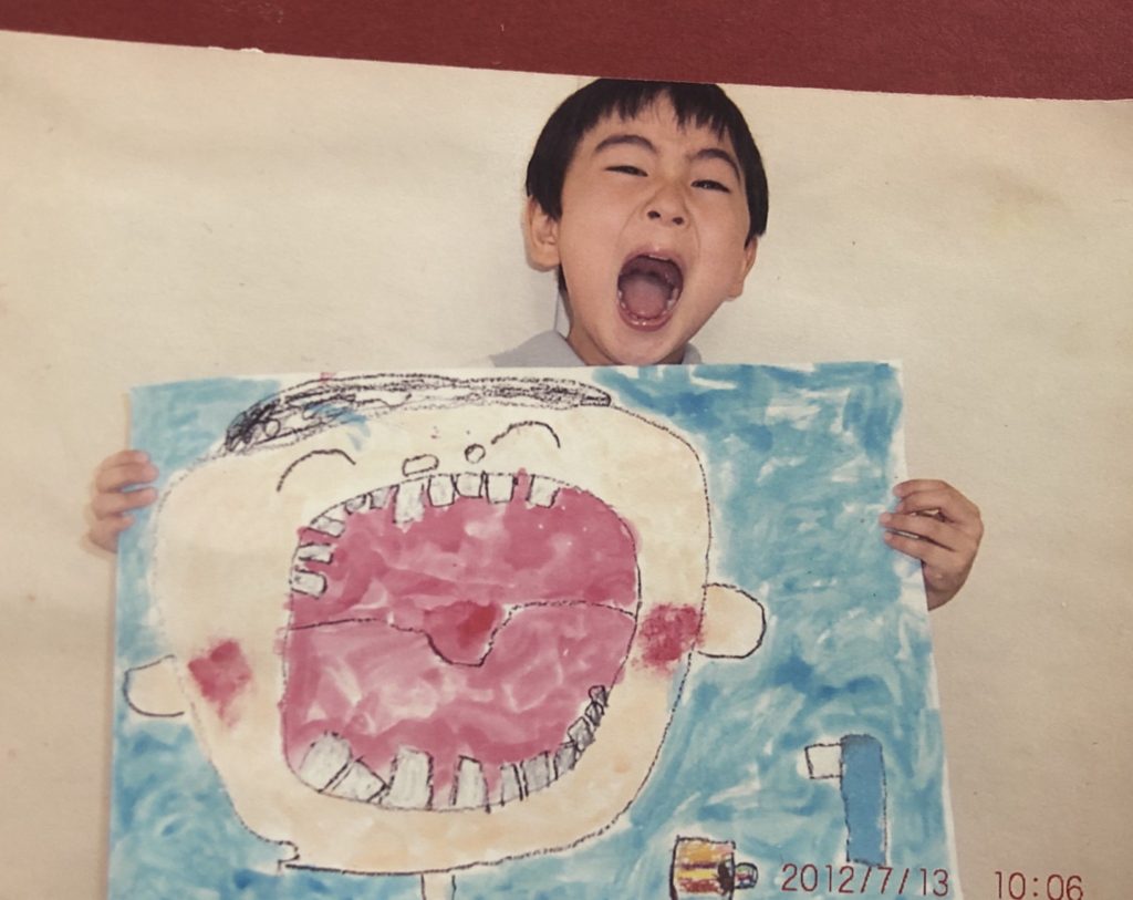 工作は子供と一緒に写真撮影