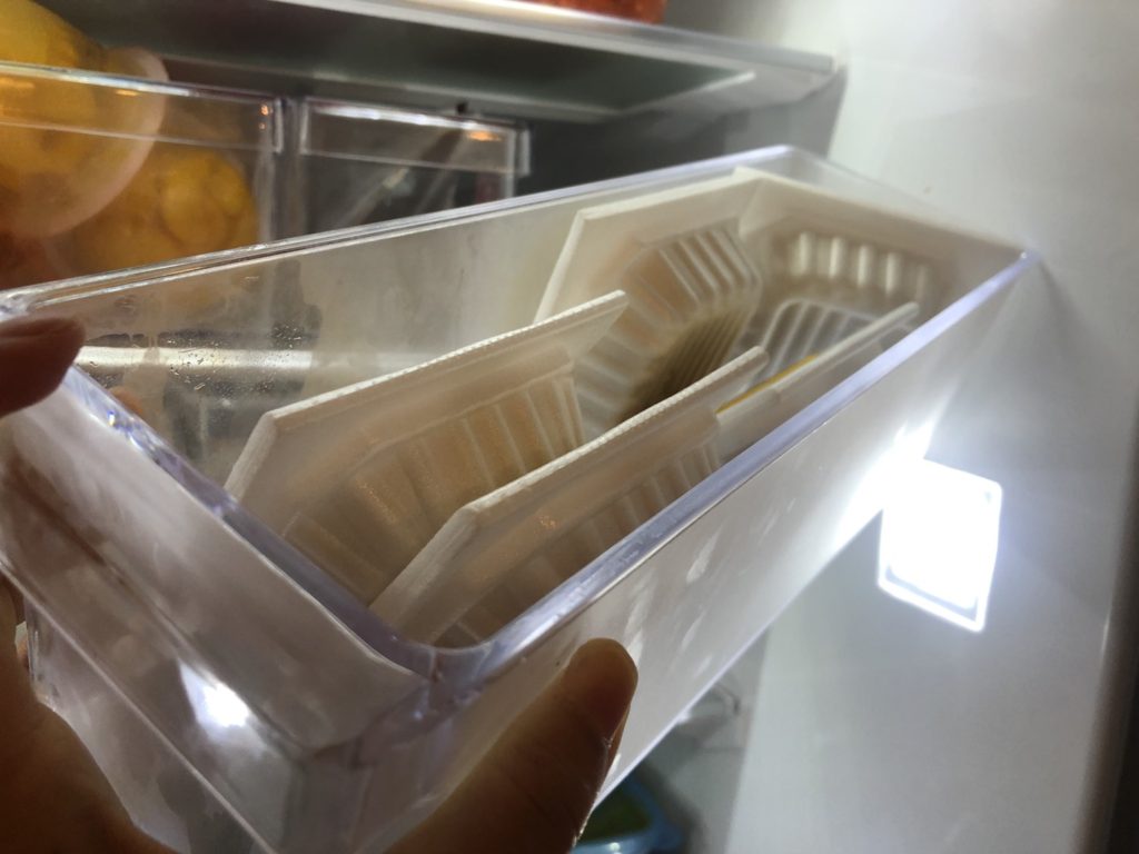 冷蔵庫収納は透明やガラスのケースだと何がはいっているのか一目で分かる